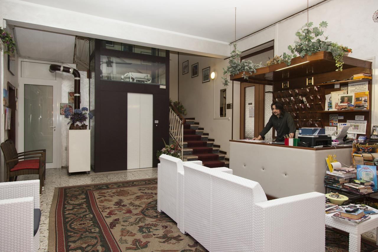 Hotel Taormina ลิโดดิเยโซโล ภายนอก รูปภาพ